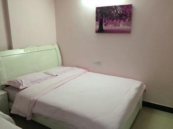 Luobu Hotel Янгшуо Екстериор снимка